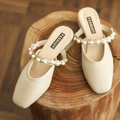 Sieviešu ādas čības ar pērlēm un 4 cm biezu papēdi