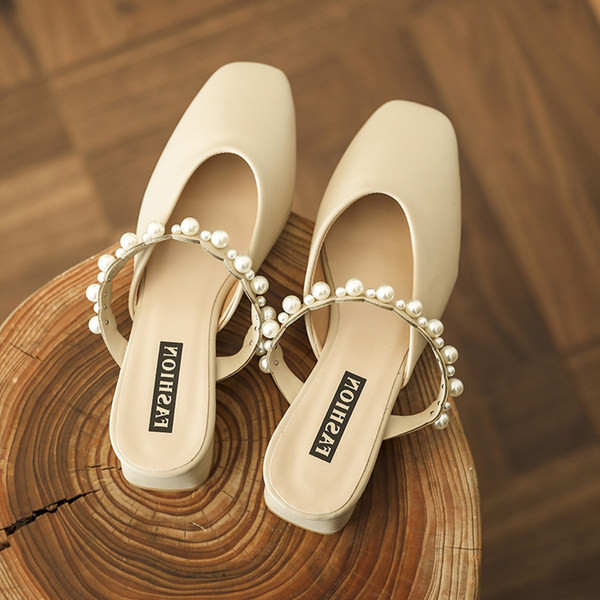 Sieviešu ādas čības ar pērlēm un 4 cm biezu papēdi