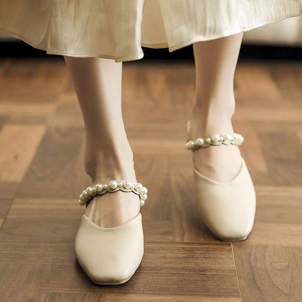 Sieviešu ādas čības ar pērlēm un 4 cm biezu papēdi