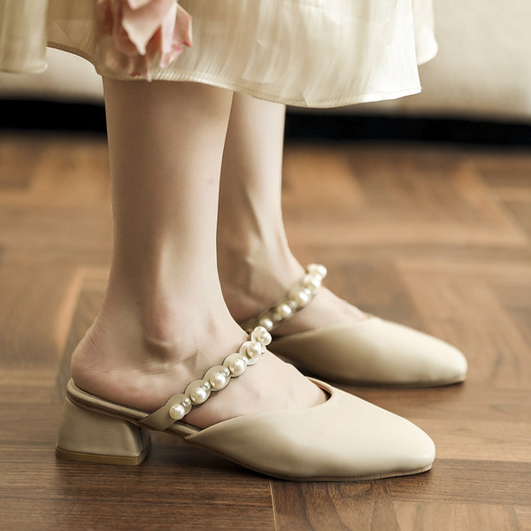 Sieviešu ādas čības ar pērlēm un 4 cm biezu papēdi