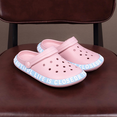 Gumijas aizvērtas čības ar uzrakstiem tipa crocs