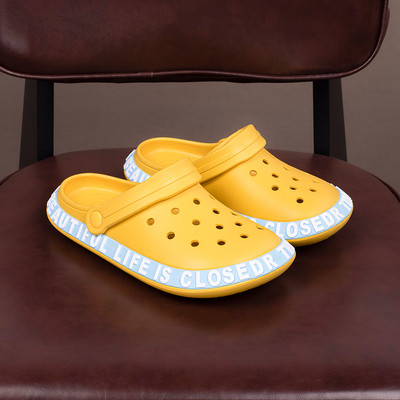 Gumijas aizvērtas čības ar uzrakstiem tipa crocs