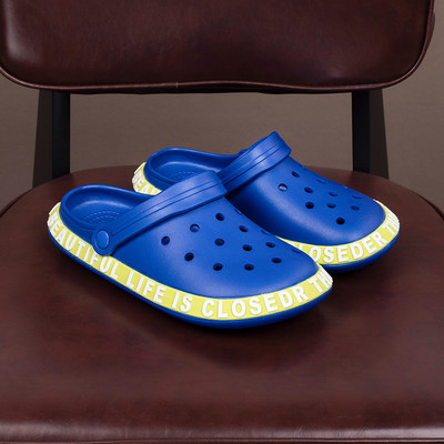 Gumijas aizvērtas čības ar uzrakstiem tipa crocs