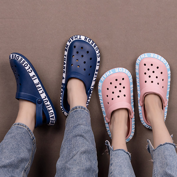 Gumijas aizvērtas čības ar uzrakstiem tipa crocs