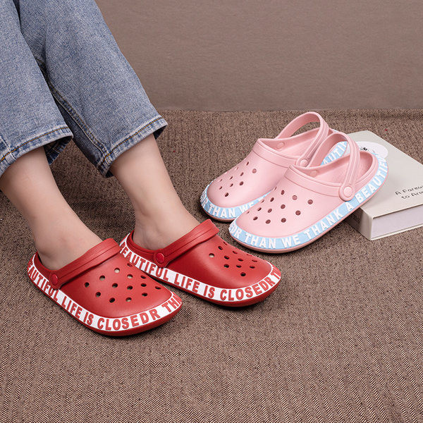 Gumijas aizvērtas čības ar uzrakstiem tipa crocs