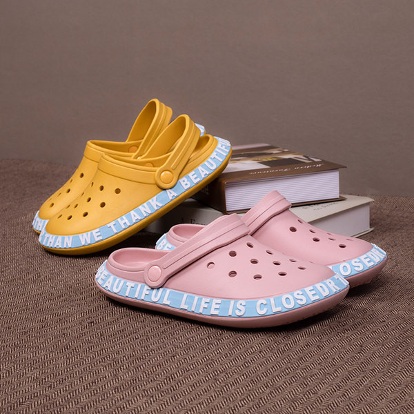 Gumijas aizvērtas čības ar uzrakstiem tipa crocs