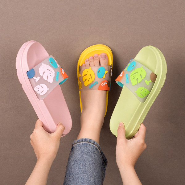 Sieviešu vasaras čības ar platformu un krāsu apdruku