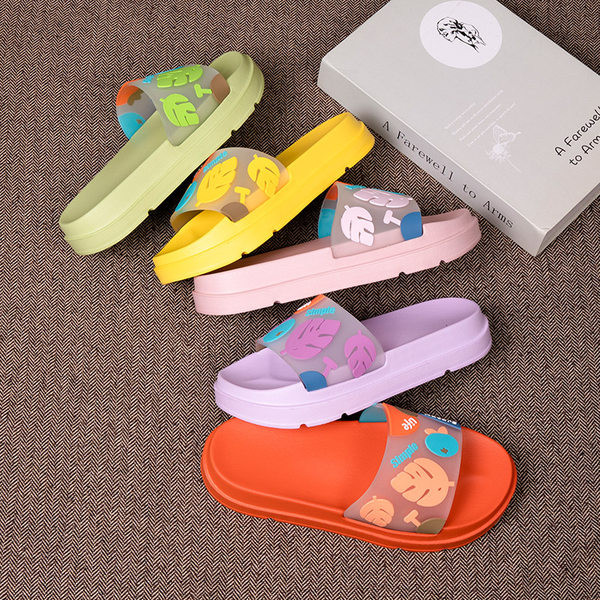 Sieviešu vasaras čības ar platformu un krāsu apdruku