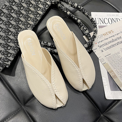 Jauns sieviešu ādas čību modelis ar plakanu zoli