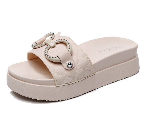 Γυναικείες παντόφλες από οικολογικό δέρμα σε επίπεδη σόλα διακοσμημένη με μεταλλικά δαχτυλίδια και πέτρες