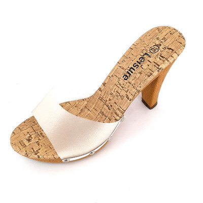 Sieviešu čības vienkāršs modelis ar augstiem papēžiem