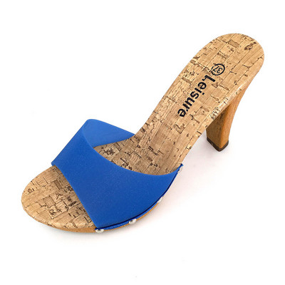 Sieviešu čības vienkāršs modelis ar augstiem papēžiem