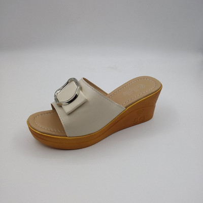 Aktuālās sieviešu čības ar augstu plakanu zoli un sprādzi