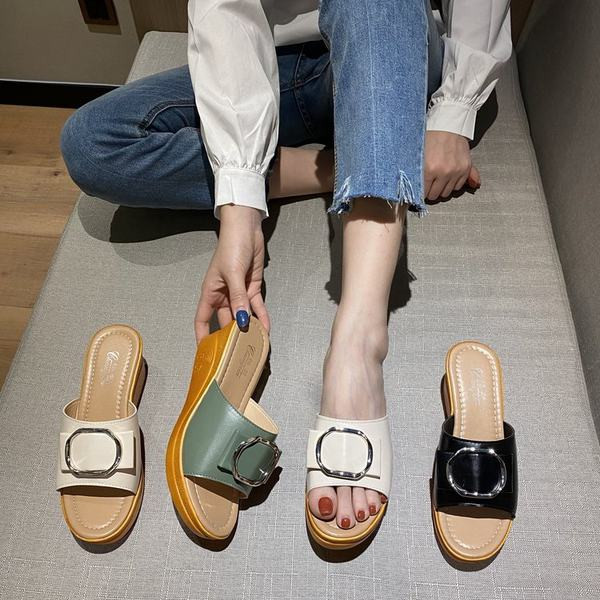 Aktuālās sieviešu čības ar augstu plakanu zoli un sprādzi