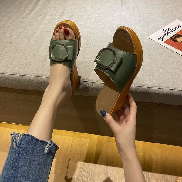 Aktuālās sieviešu čības ar augstu plakanu zoli un sprādzi