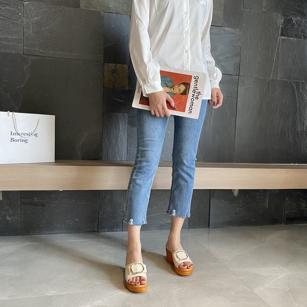 Aktuālās sieviešu čības ar augstu plakanu zoli un sprādzi