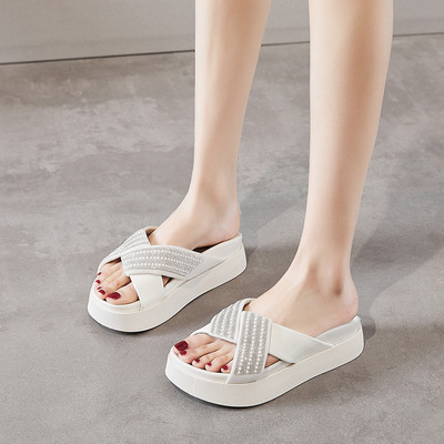 Γυναικείες παντόφλες με διακοσμητικές πέτρες και πέρλες με πλατφόρμα 5 cm