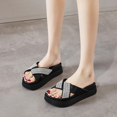 Γυναικείες παντόφλες με διακοσμητικές πέτρες και πέρλες με πλατφόρμα 5 cm