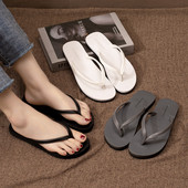 Gumijas vasaras čības caur pirkstiem