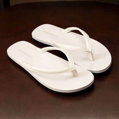 Gumijas vasaras čības caur pirkstiem