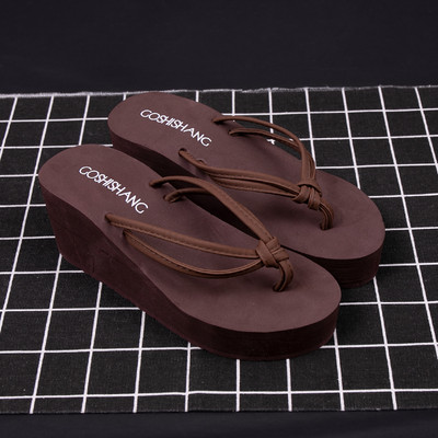 Gumijas vasaras čības caur pirkstiem