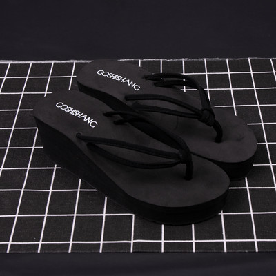 Gumijas vasaras čības caur pirkstiem