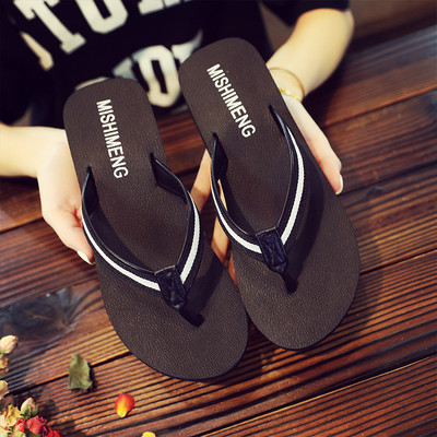 Gumijas vasaras čības caur pirkstiem