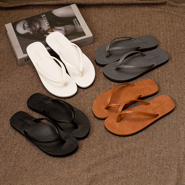 Gumijas vasaras čības caur pirkstiem