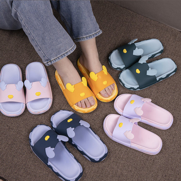 Unisex gumijas čības ar 3D krāsu aplikāciju