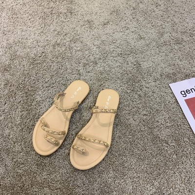 Κομψές γυναικείες παντόφλες με επίπεδη σόλα και μεταλλικά στοιχεία