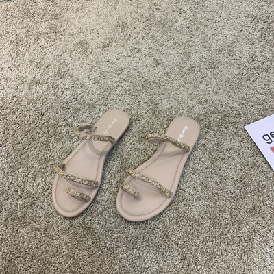 Κομψές γυναικείες παντόφλες με επίπεδη σόλα και μεταλλικά στοιχεία