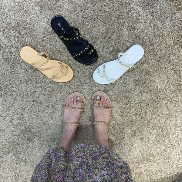 Κομψές γυναικείες παντόφλες με επίπεδη σόλα και μεταλλικά στοιχεία