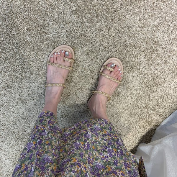 Κομψές γυναικείες παντόφλες με επίπεδη σόλα και μεταλλικά στοιχεία