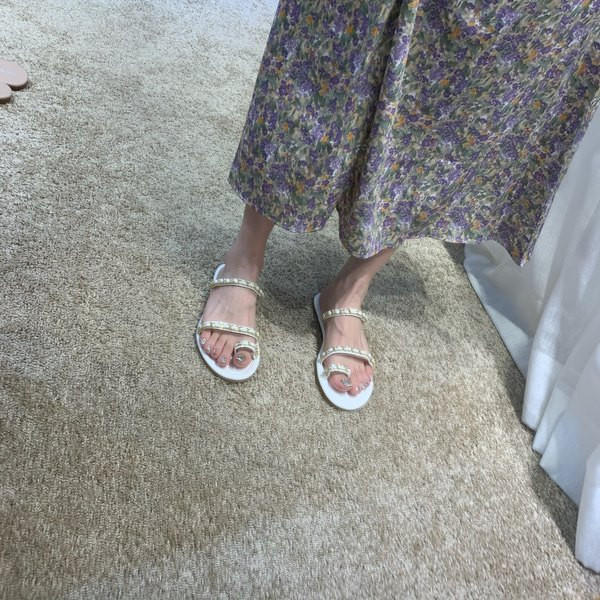 Κομψές γυναικείες παντόφλες με επίπεδη σόλα και μεταλλικά στοιχεία