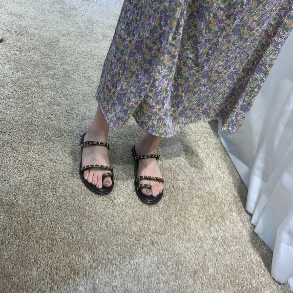 Κομψές γυναικείες παντόφλες με επίπεδη σόλα και μεταλλικά στοιχεία