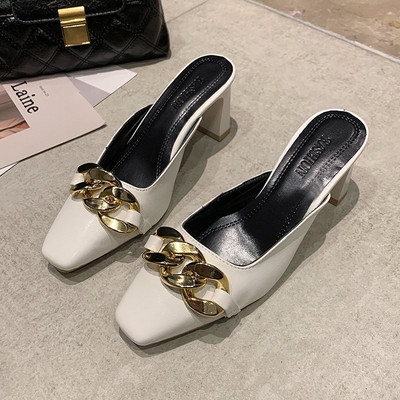 Κομψές γυναικείες ψηλοτάκουνες παντόφλες και αγκράφα