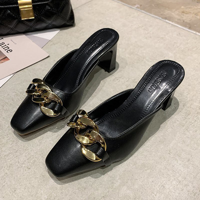 Κομψές γυναικείες ψηλοτάκουνες παντόφλες και αγκράφα