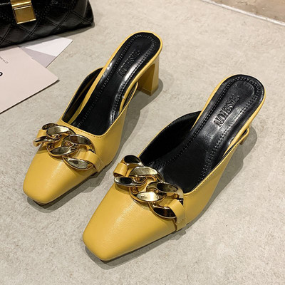 Κομψές γυναικείες ψηλοτάκουνες παντόφλες και αγκράφα