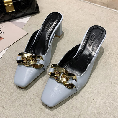 Κομψές γυναικείες ψηλοτάκουνες παντόφλες και αγκράφα