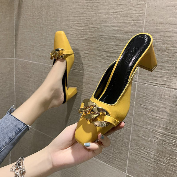 Κομψές γυναικείες ψηλοτάκουνες παντόφλες και αγκράφα