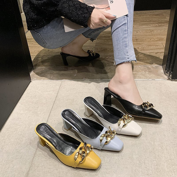 Κομψές γυναικείες ψηλοτάκουνες παντόφλες και αγκράφα