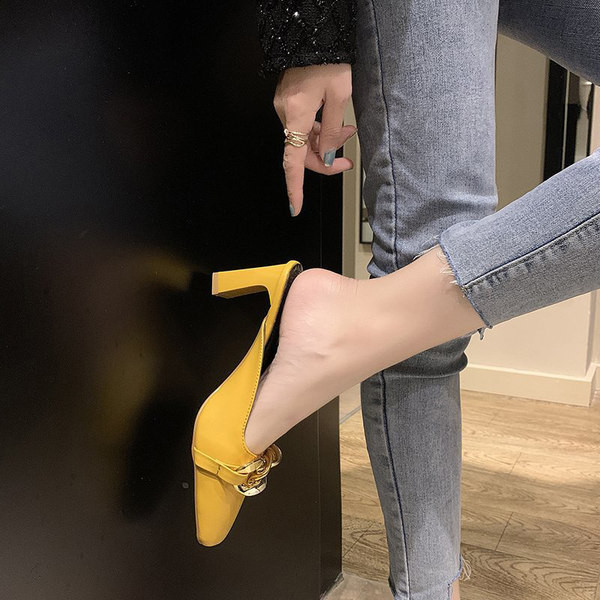 Κομψές γυναικείες ψηλοτάκουνες παντόφλες και αγκράφα