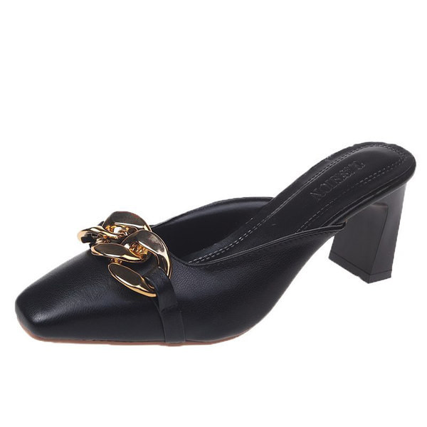 Κομψές γυναικείες ψηλοτάκουνες παντόφλες και αγκράφα