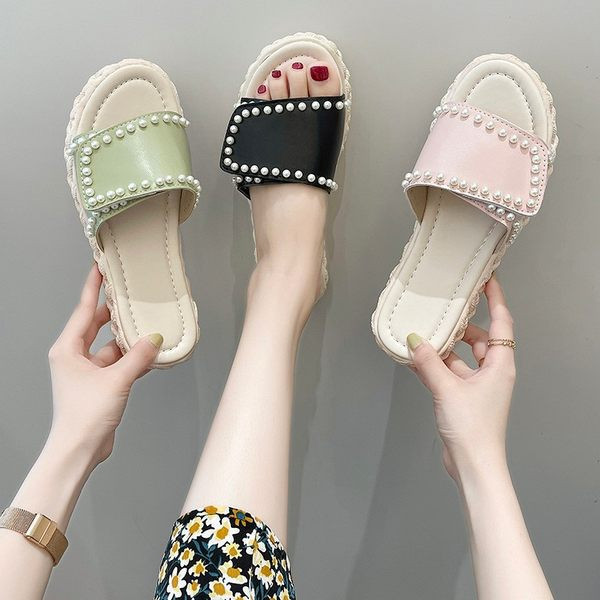 Παντόφλες μοντέρνες γυναίκες με διακοσμητικές πέρλες και επίπεδη σόλα