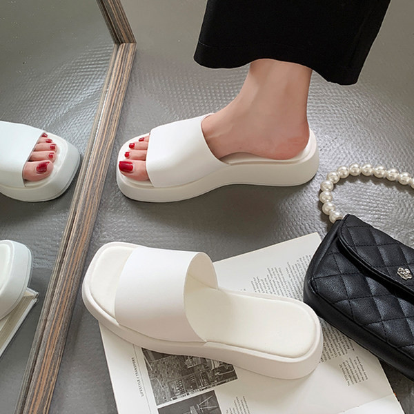 Γυναικείες παντόφλες απλό μοντέλο με υψηλή επίπεδη σόλα