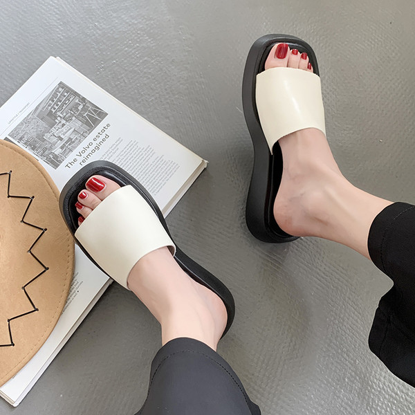 Γυναικείες παντόφλες απλό μοντέλο με υψηλή επίπεδη σόλα