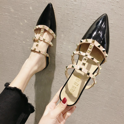 Κομψές γυναικείες παντόφλες με μεταλλικά τρουξ