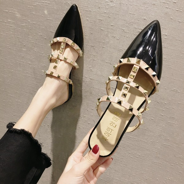 Κομψές γυναικείες παντόφλες με μεταλλικά τρουξ