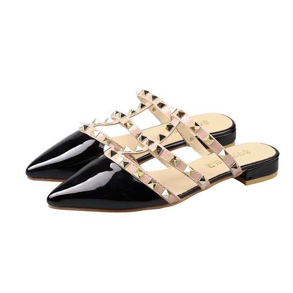 Κομψές γυναικείες παντόφλες με μεταλλικά τρουξ