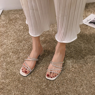 Κομψές γυναικείες παντόφλες με τακούνι 3,5 cm